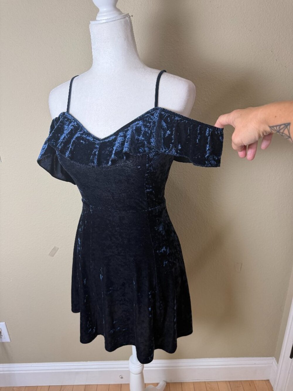 American Eagle navy Crushed Velvet Stretch Off Shoulder Dress Size XXS